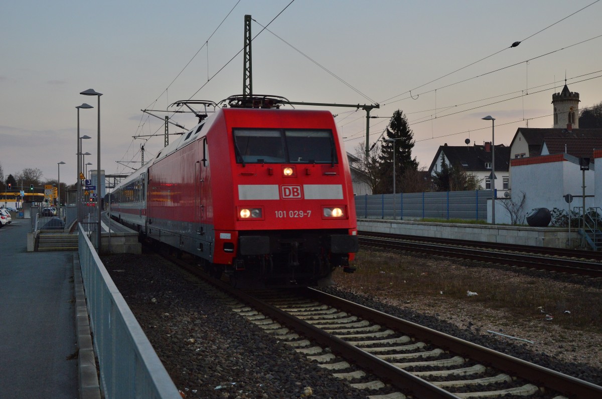 101 029 mit dem IC Stuttgart-Mainz bei der Durchfahrt in Oppenheim. Sonntag 13.3.2016