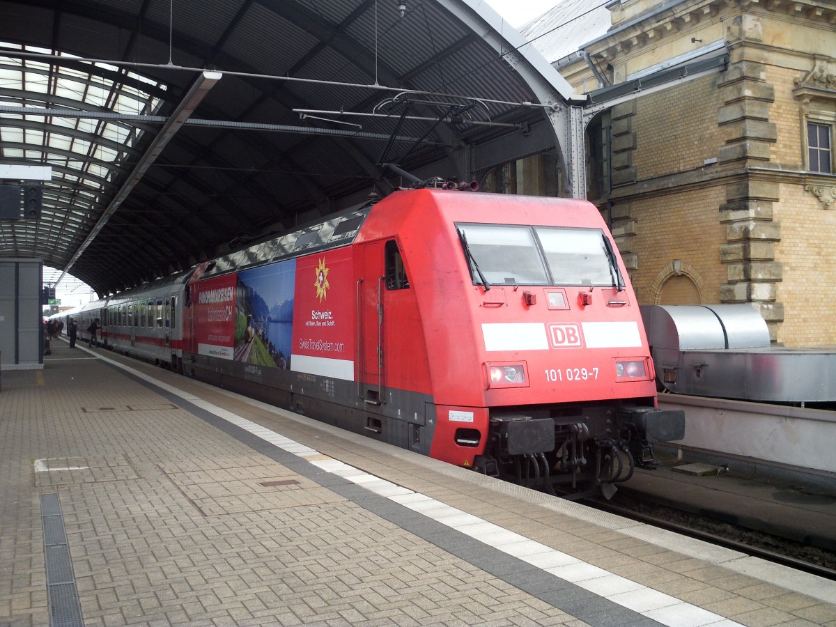 101 029 mit einem IC nach Dresden Hbf beim Halt in Halle(Saale)Hbf 