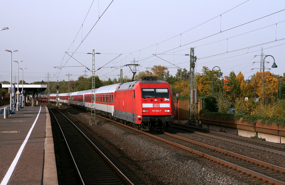 101 034 passiert mit einem Autoreisezug Leverkusen-Küppersteg am 19. Oktober 2012.