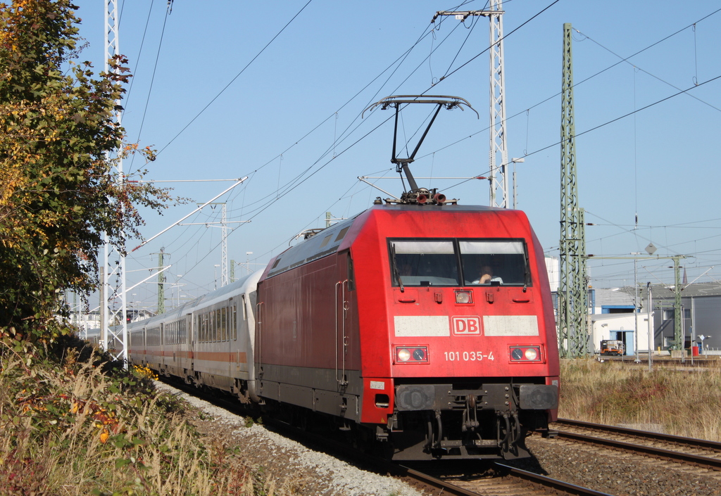 101 035-4+101 078-4(hinten) mit IC 2213 von Stralsund Hbf nach Stuttgart Hbf bei der Ausfahrt im Rostocker Hbf.12.10.2018