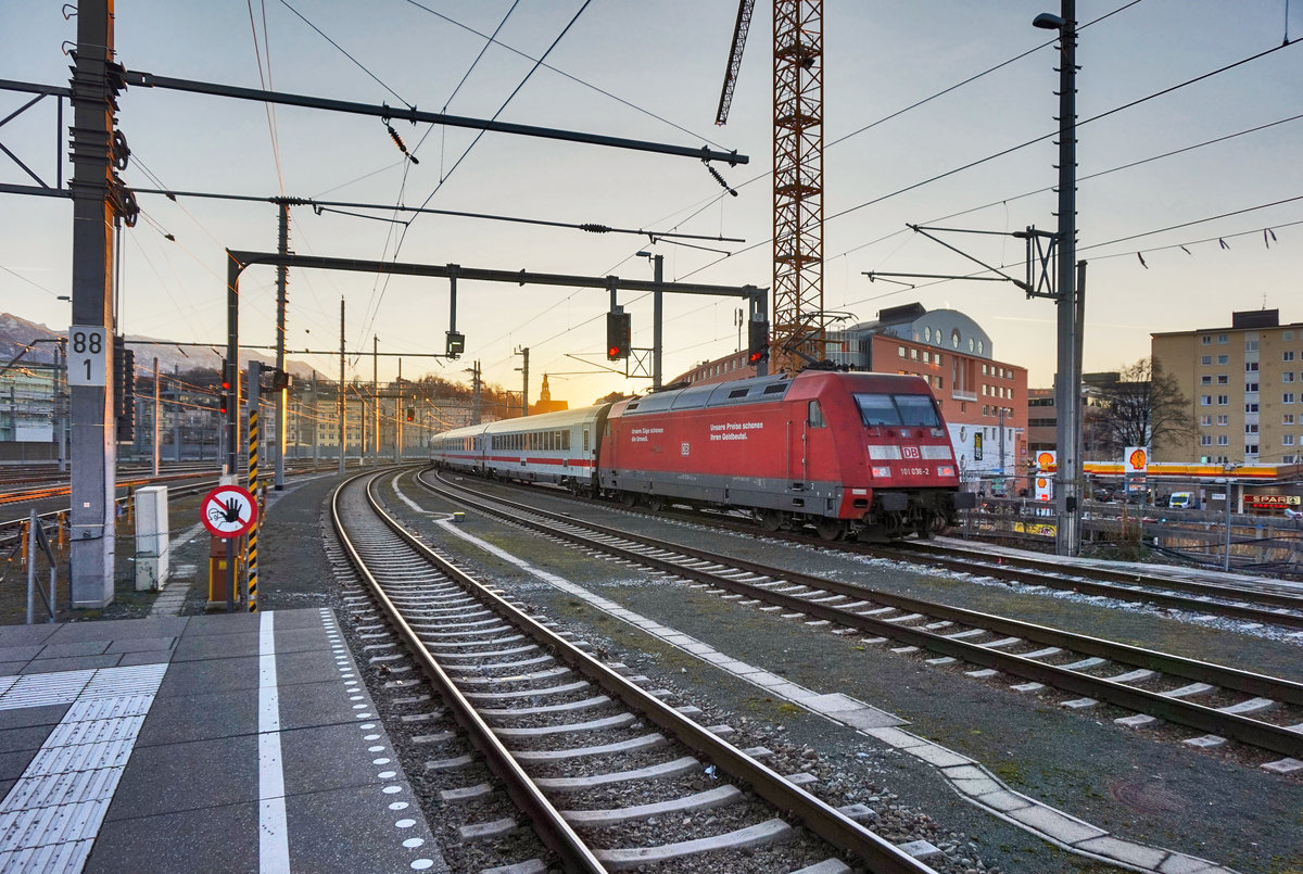 101 036-2 fährt am Zugschluss des EC 216 (Graz Hbf - Saarbrücken Hbf), aus dem Salzburger Hbf aus.
Aufgenommen am 29.12.2016.