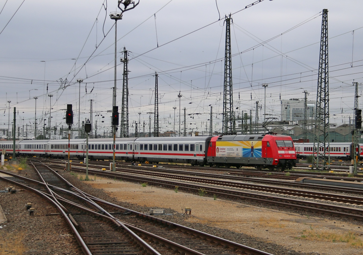 101 037-0 schiebt einen IC aus dem Frankfurter Hauptbahnhof heraus. Aufgenommen am 13.07.2015.