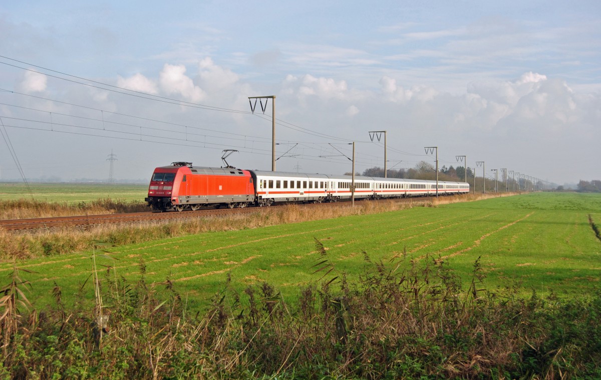 101 038-8 fuhr am 05.11.2014 mit dem IC 131 von Luxemburg nach Emden Außenhafen, hier bei Petkum.