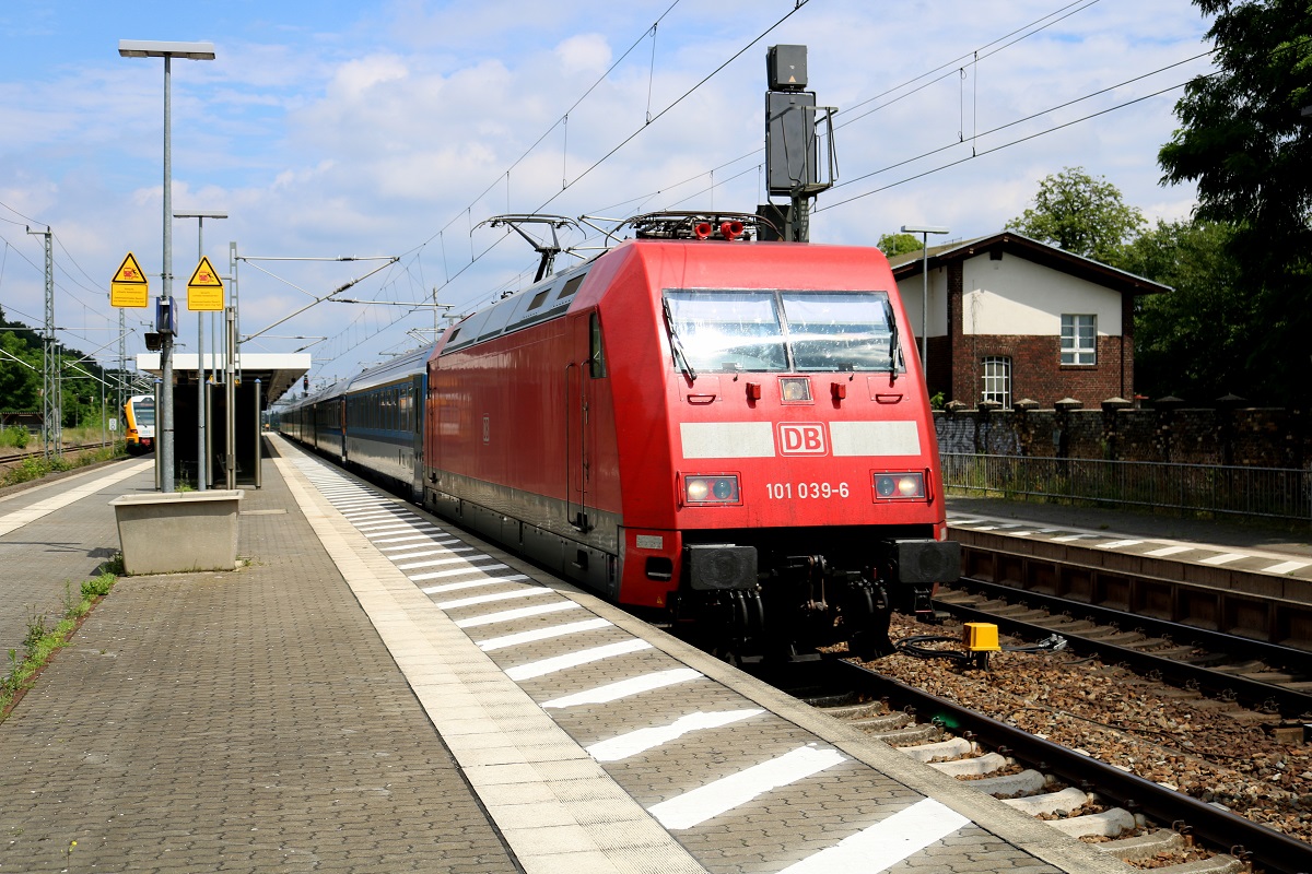 101 039-6 als EC 175 (Linie 27) von Berlin Hbf (tief) nach Praha hl.n. durchfährt den Bahnhof Jüterbog. [8.7.2017 - 13:35 Uhr]