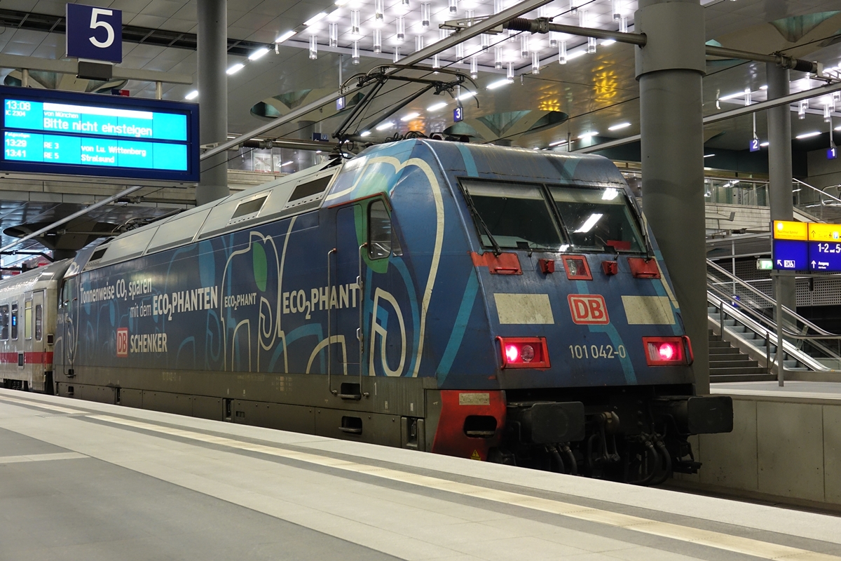 101 042-0 brachte den IC 2304 von München nach Berlin Hauptbahnhof (tief) am 22.04.2017