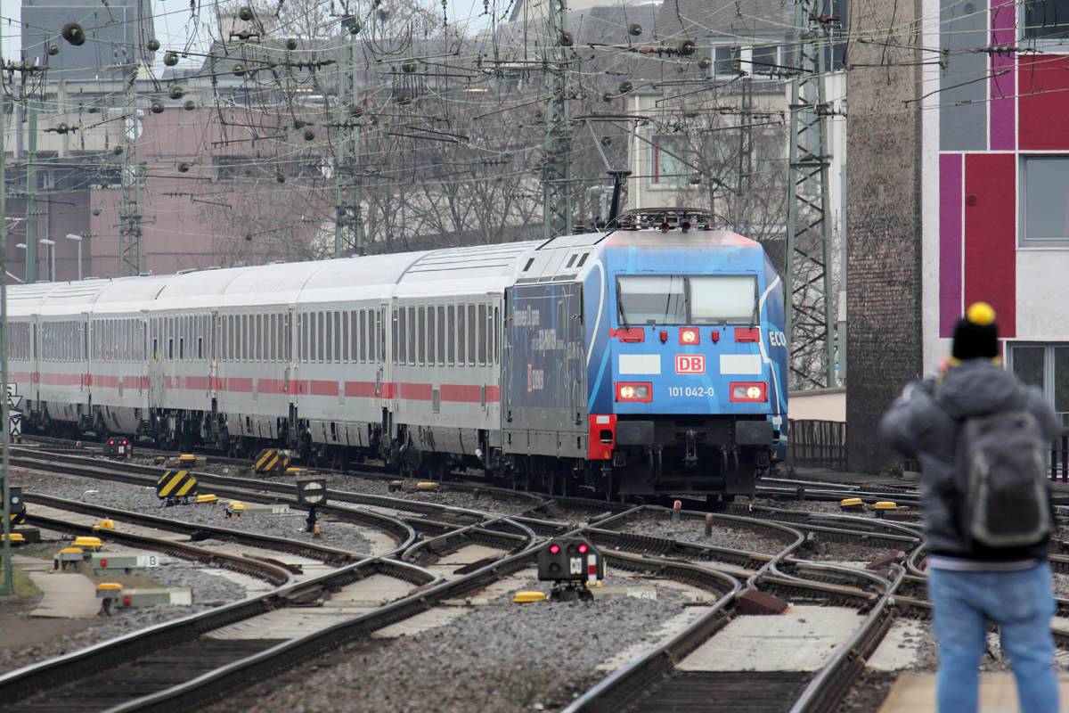101 042-0 mit IC 1025 nach Frankfurt/M. bei der Einfahrt in Koblenz Hbf. 12.3.2016