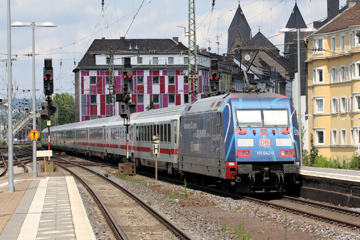 101 042-0 schiebt einen IC aus dem Koblenzer Hbf. in Richtung Köln 4.7.2017