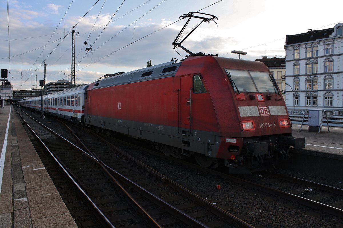 101 044-6 hat am Abend des 2.9.2017 zusammen mit dem IC2024 von Plattling den Bahnhof Hamburg-Altona erreicht.