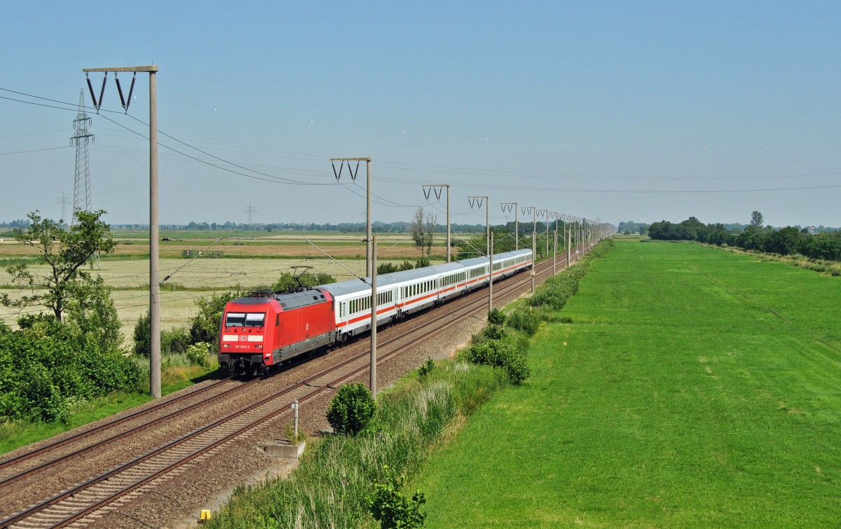 101 045-3 fuhr am 02.07.2015 mit dem IC 2202 von Köln nach Norddeich Mole, hier bei Petkum.