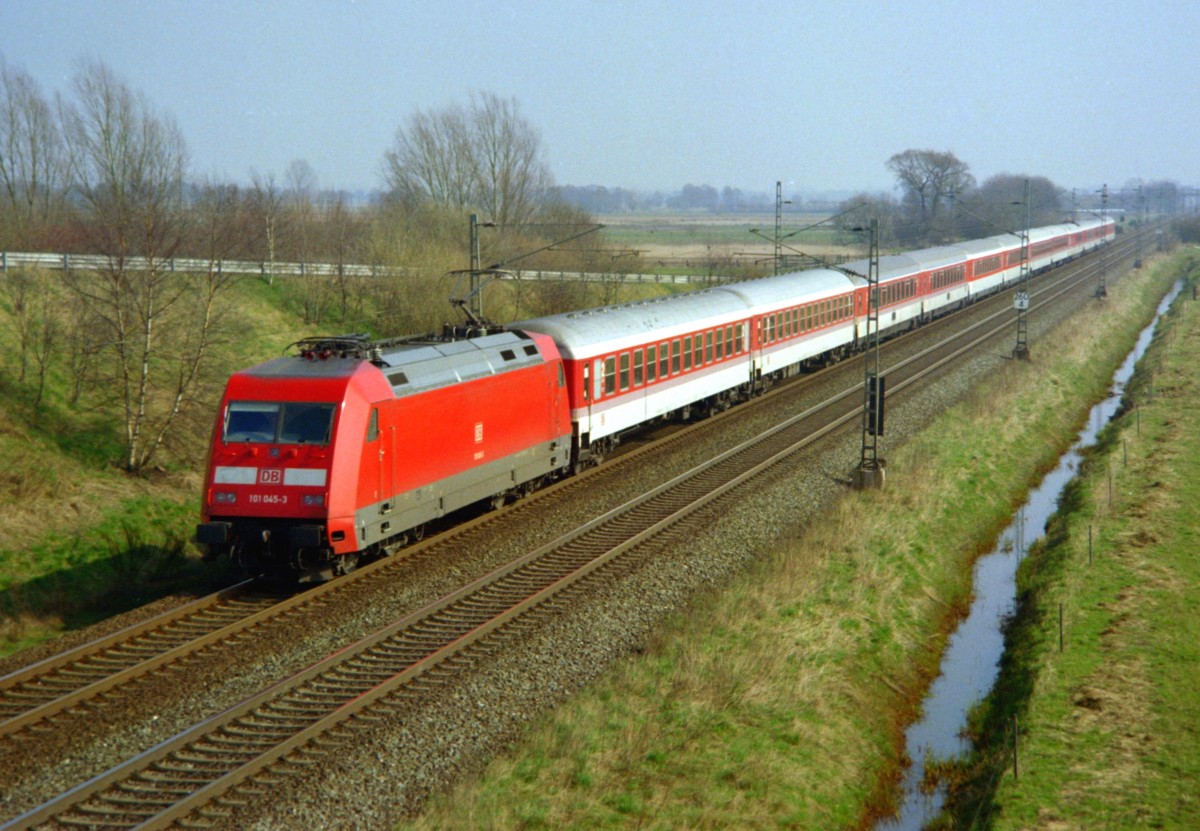 101 045 mit IC 701  Konsul  (Ribnitz-Damgarten–Kln–Basel) am 17.03.1999 zwischen Ottersberg und Sagehorn