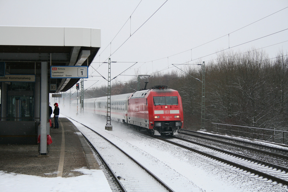 101 045 wirbelt mit ihrem InterCity in Köln-Stammheim schön den Schnee auf.
Aufgenommen am 14. Februar 2010.