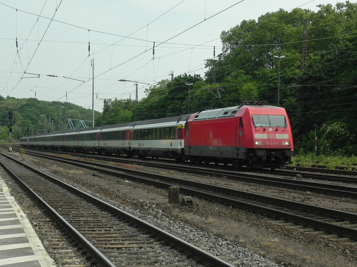 101 047-9  Sicherheit im Blick  kam am 23.5.15 mit einem EC durch Köln West gefahren.
Auf Grund der Bahnsteigerneuerung in Köln West werden alle Züge in Richtung Süden über die Güterzuggleise geleitet.

Köln West 23.05.2015