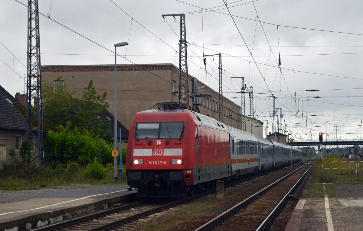 101 047 oblag am 06.09.15 die Bespannung des EC 175 von Hamburg bis Dresden. Hier durcheilt der Zug Falkenberg(E).