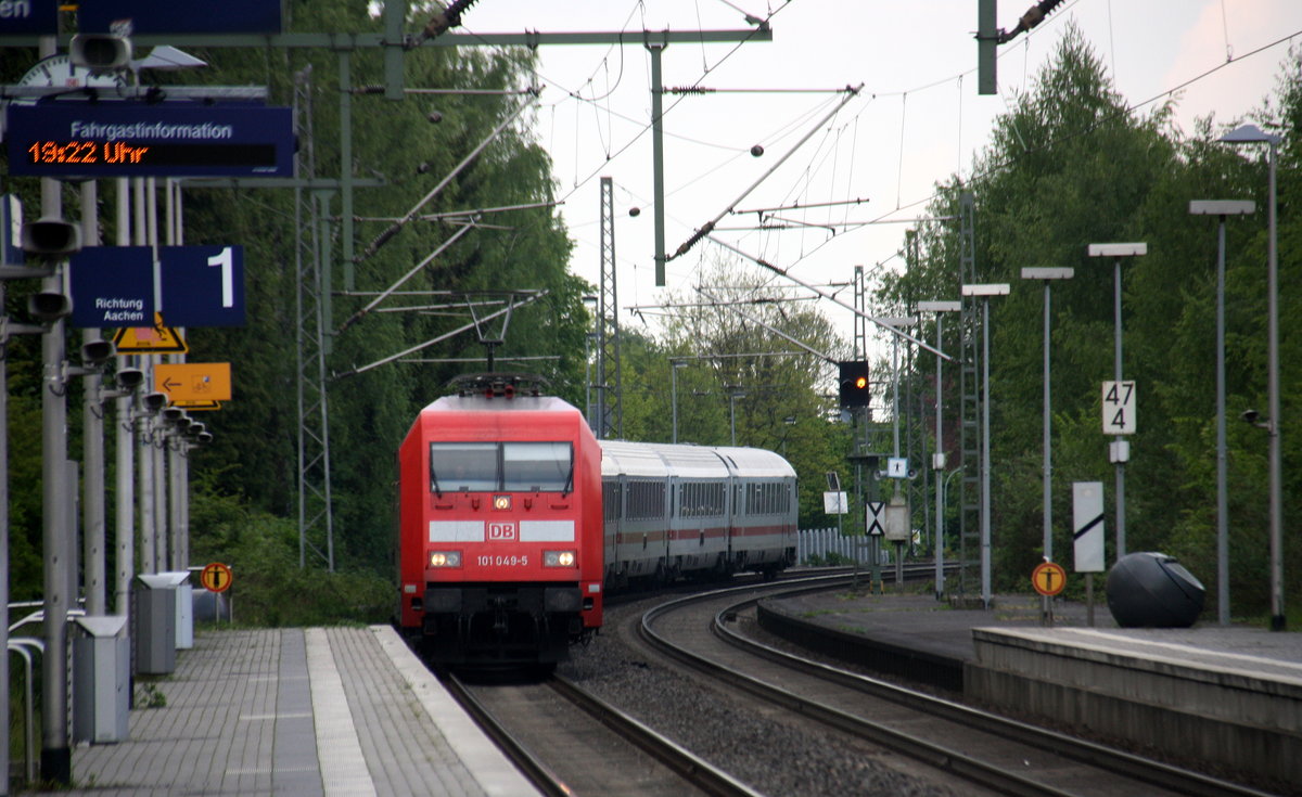 101 049-5 DB kommt mit einem IC 2223 aus Berlin nach Aachen-Hbf und kommt aus Richtung Rheydt,Wickrath,Beckrath,Herrath und fährt durch Erkelenz in Richtung Baal,Hückelhoven-Baal,Brachelen,Lindern,Süggerath,Geilenkirchen,Frelenberg,Zweibrüggen,Übach-Palenberg,Rimburg,Finkenrath,Hofstadt,Herzogenrath,Kohlscheid,Richterich,Laurensberg,Aachen-West,Aachen-Schanz,Aachen-Hbf. 
Aufgenommen vom Bahnsteig 1 in Erkelenz. 
In der Abendstimmung am Abend vom 8.5.2017.