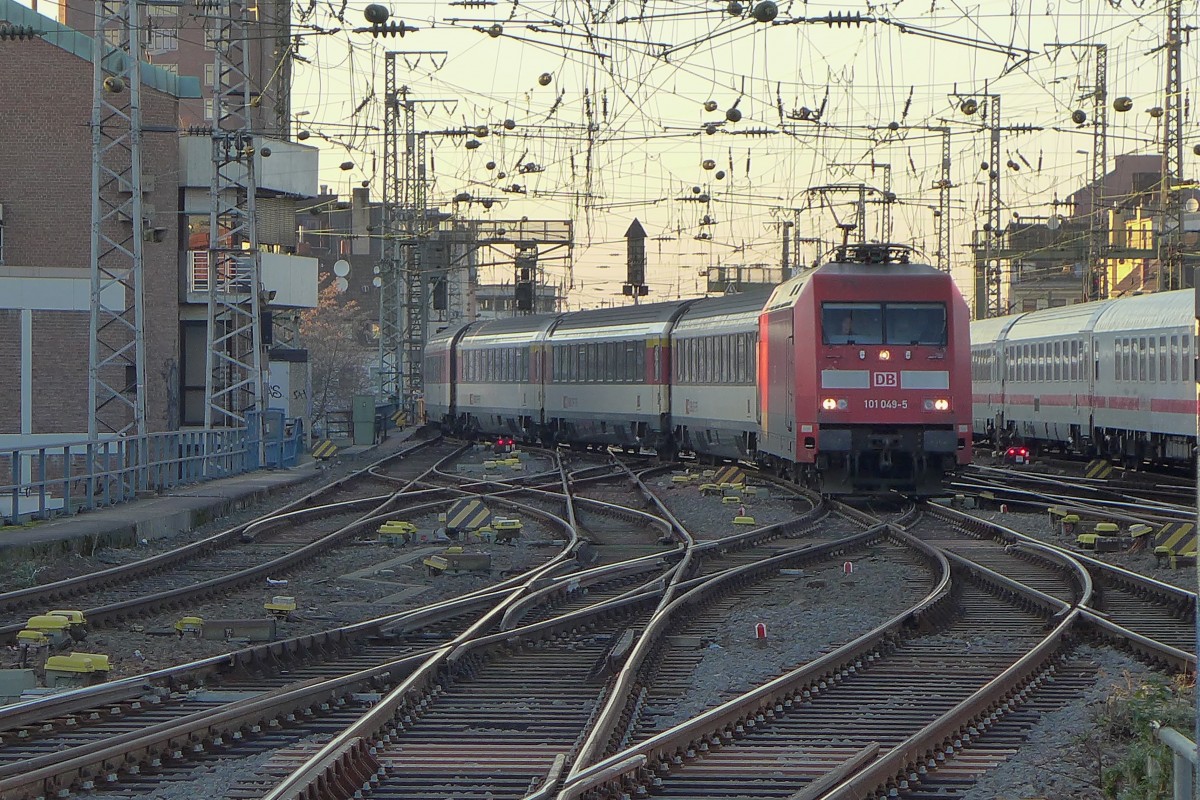 101 0495 mit dem EC 8 (Zürich HB Hamburg Altona) in Köln Hbf. (16.02