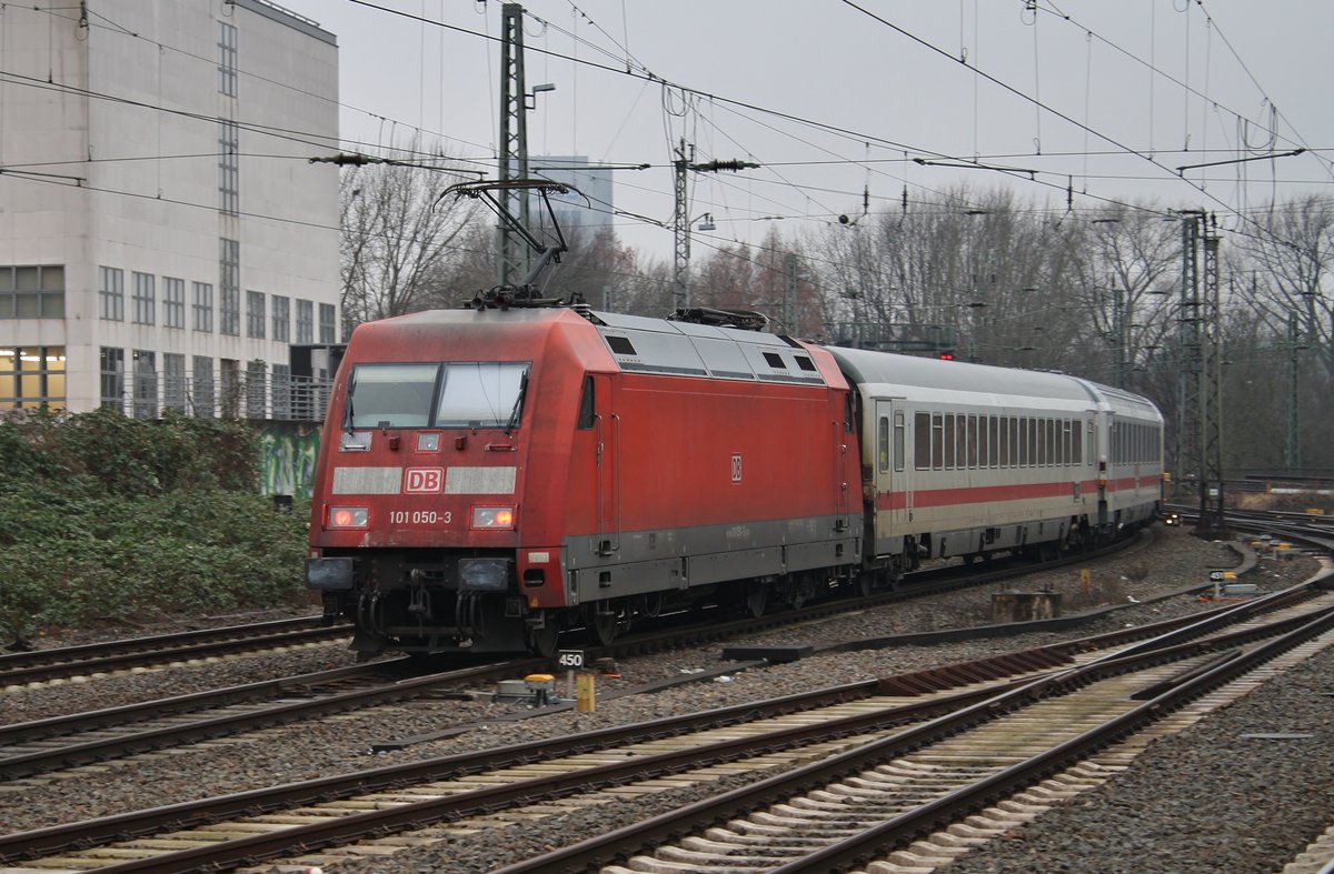 101 050-3 schiebt am 20.1.2018 den IC208 von Basel SBB nach Kiel Hauptbahnhof aus dem Hamburger Hauptbahnhof. 