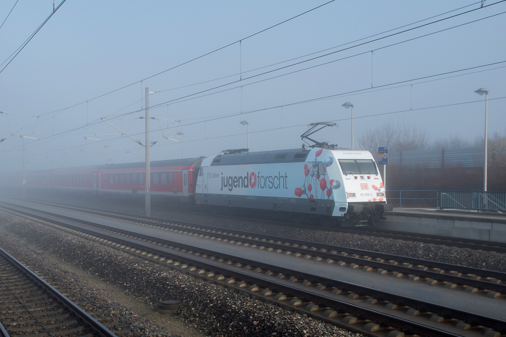 101 050 mit RE 94012 nach Nürnberg am 18.01.2015 in Allersberg (Rothsee).