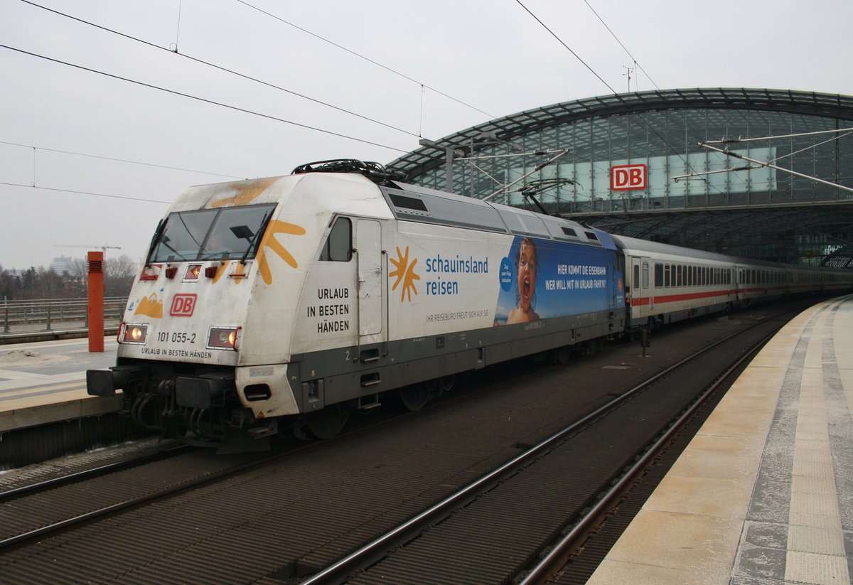 101 055-2 verlässt am 12.2.2017 zusammen mit dem IC2011 von Berlin Ostbahnhof den Berliner Hauptbahnhof.