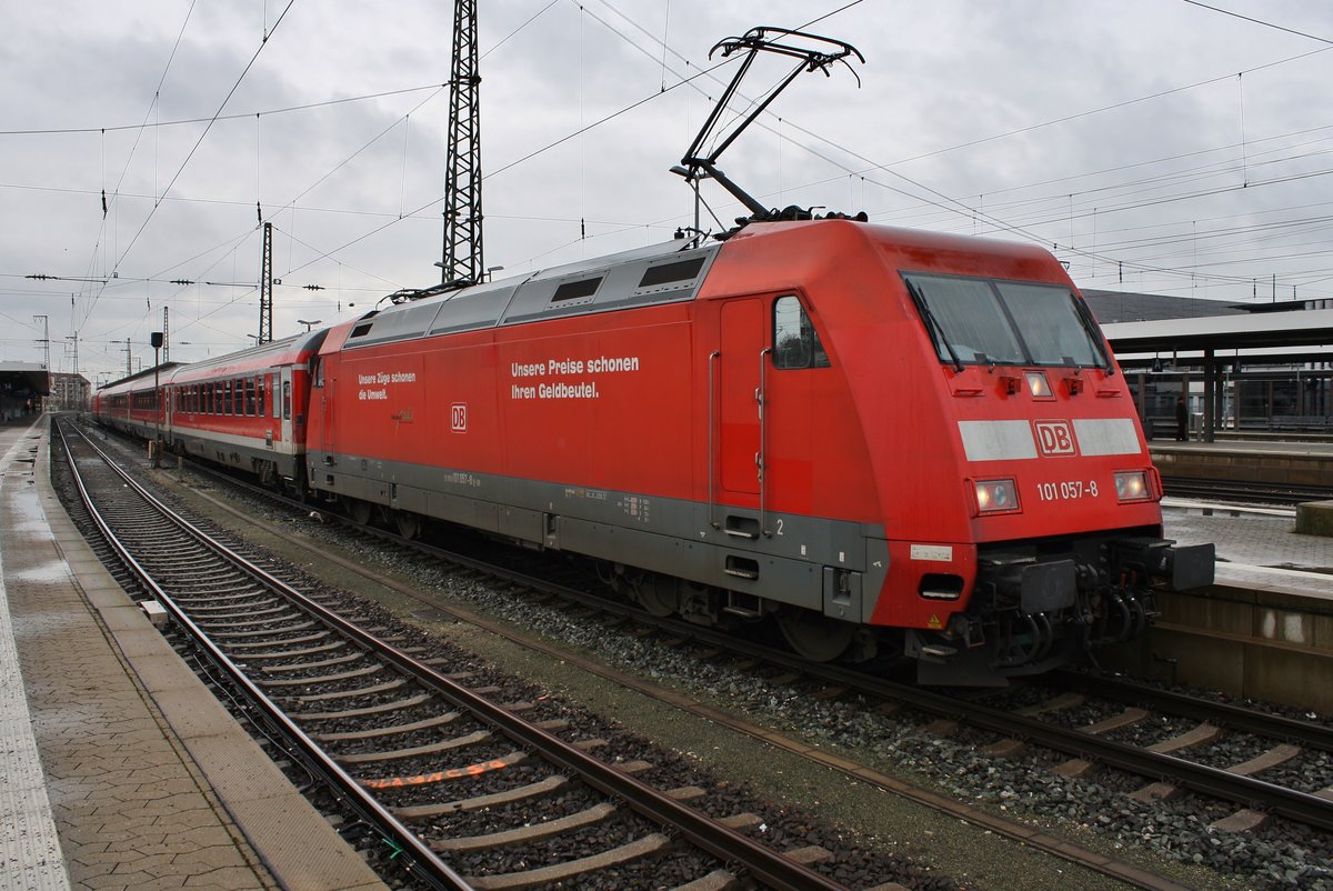 101 057-8 wartet am 28.12.2017 mit der RB59673 von Nürnberg Hauptbahnhof nach Allersberg(Rothsee) im Startbahnhof auf Abfahrt.