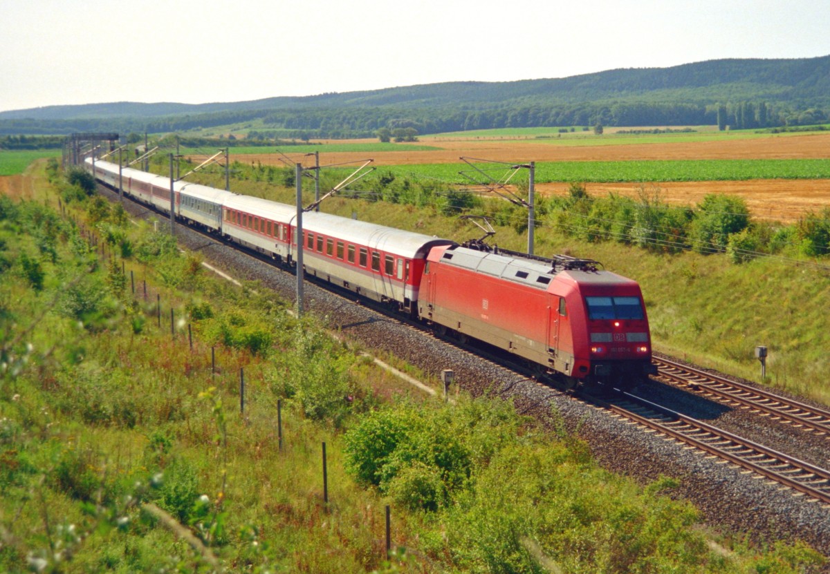 101 057 mit IC 12672 (Ersatzzug fr ICE 672  Maria Sibylla Merian , Stuttgart–Hamburg) am 17.08.1998 zwischen Sorsum und Escherde