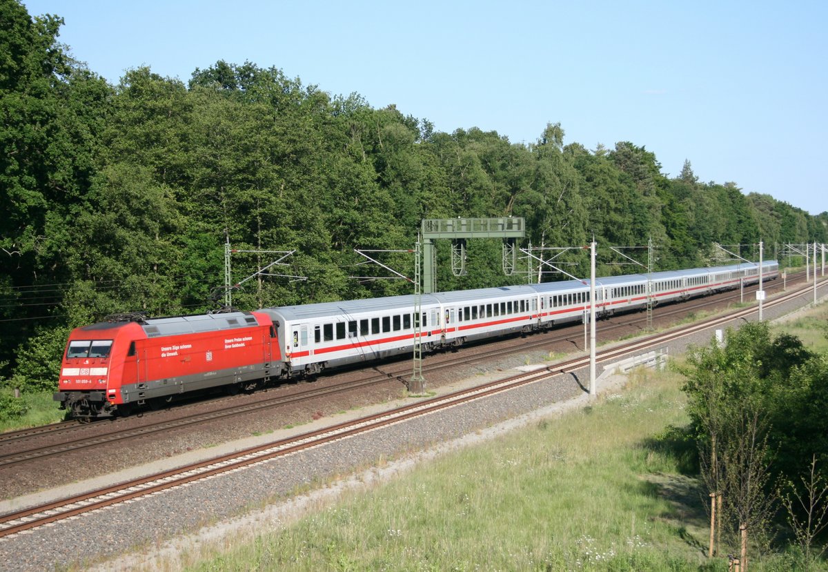101 059 mit IC 2082  Knigssee  (Berchtesgaden Hbf–Hamburg-Altona) am 11.06.2015 zwischen Radbruch und Winsen (Luhe)