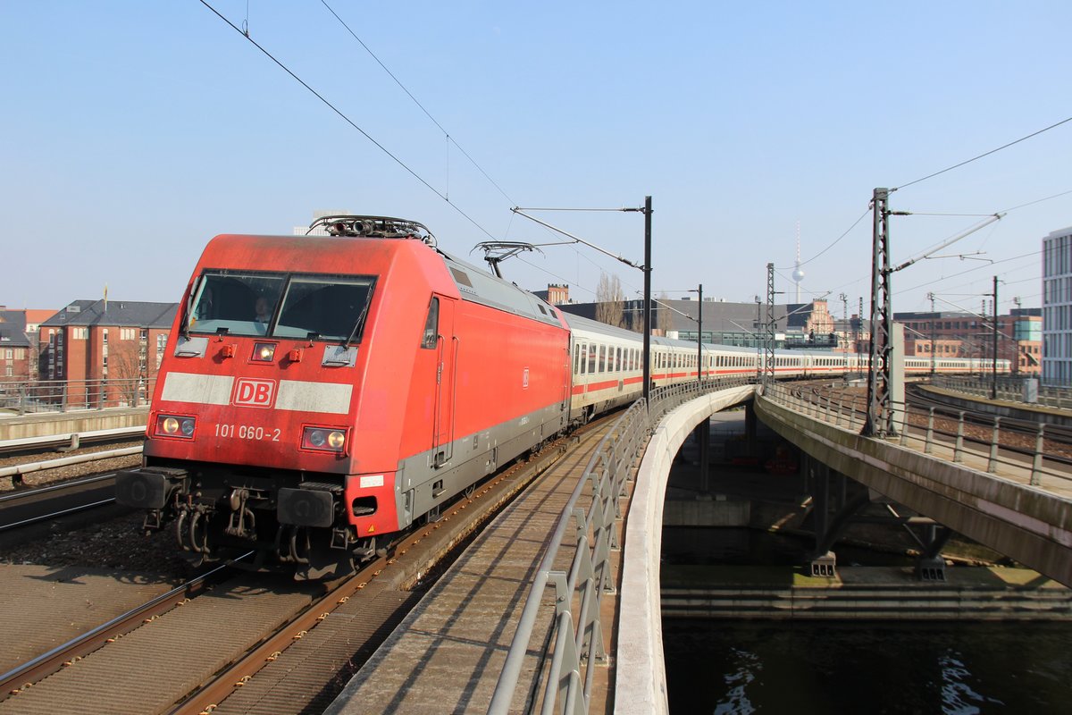 101 060 mit ihrem Intercity bei der Einfahrt in den Berliner Hauptbahnhof am 25.3.18