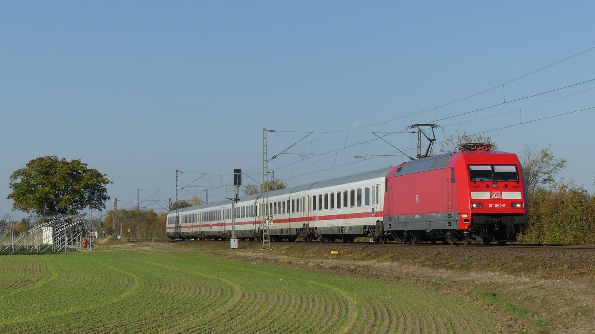 101 062 zieht einen Intercity über die Main-Neckar Bahn gen Süden, hier zusehen zwischen Bickenbach und Hähnlein-Alsbach. Aufgenommen am 14.10.2018 15:47