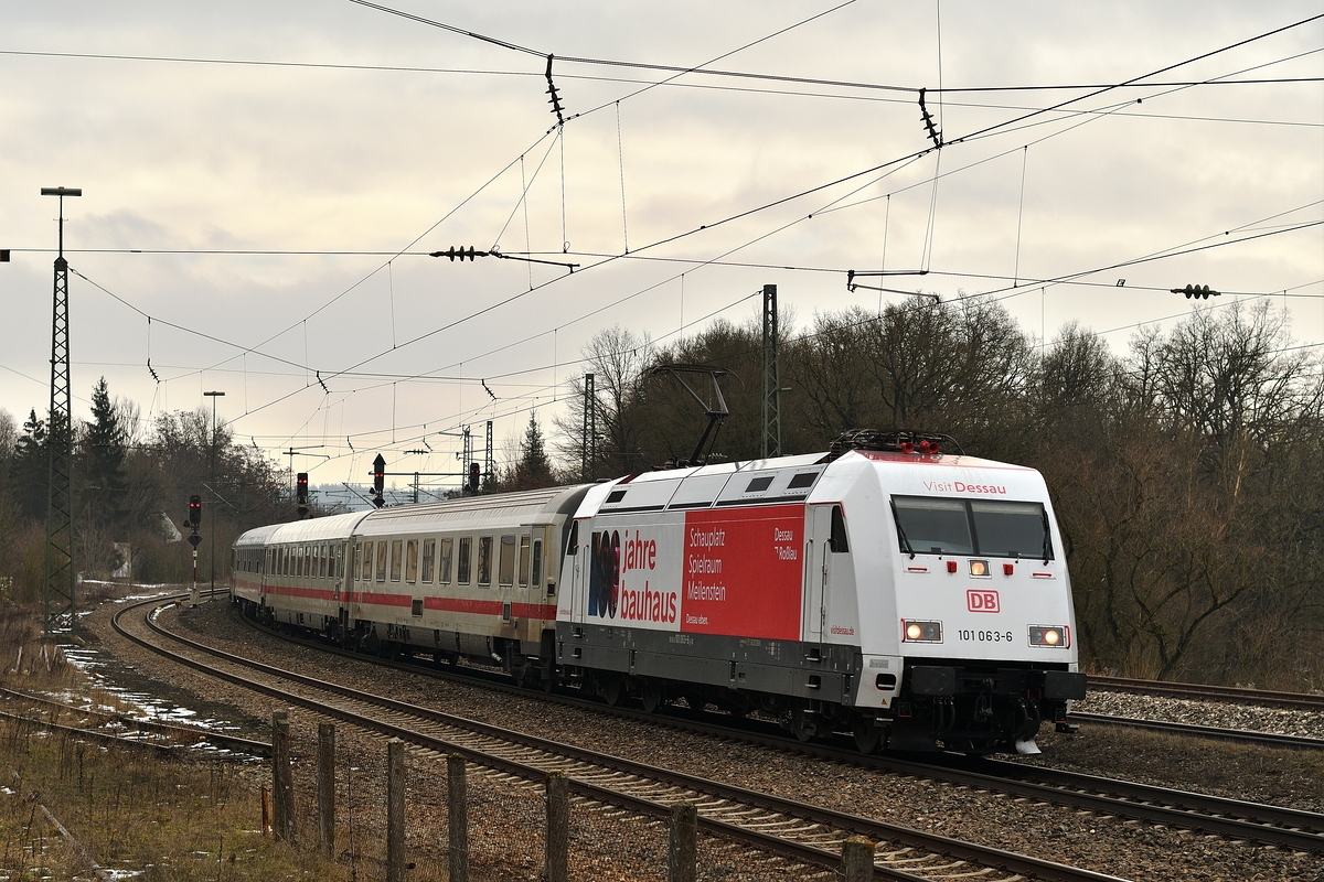 101 063  100 Jahre Bauhaus  zog am 2. Februar 2018 IC 2264 durch Westerstetten Richtung Stuttgart.