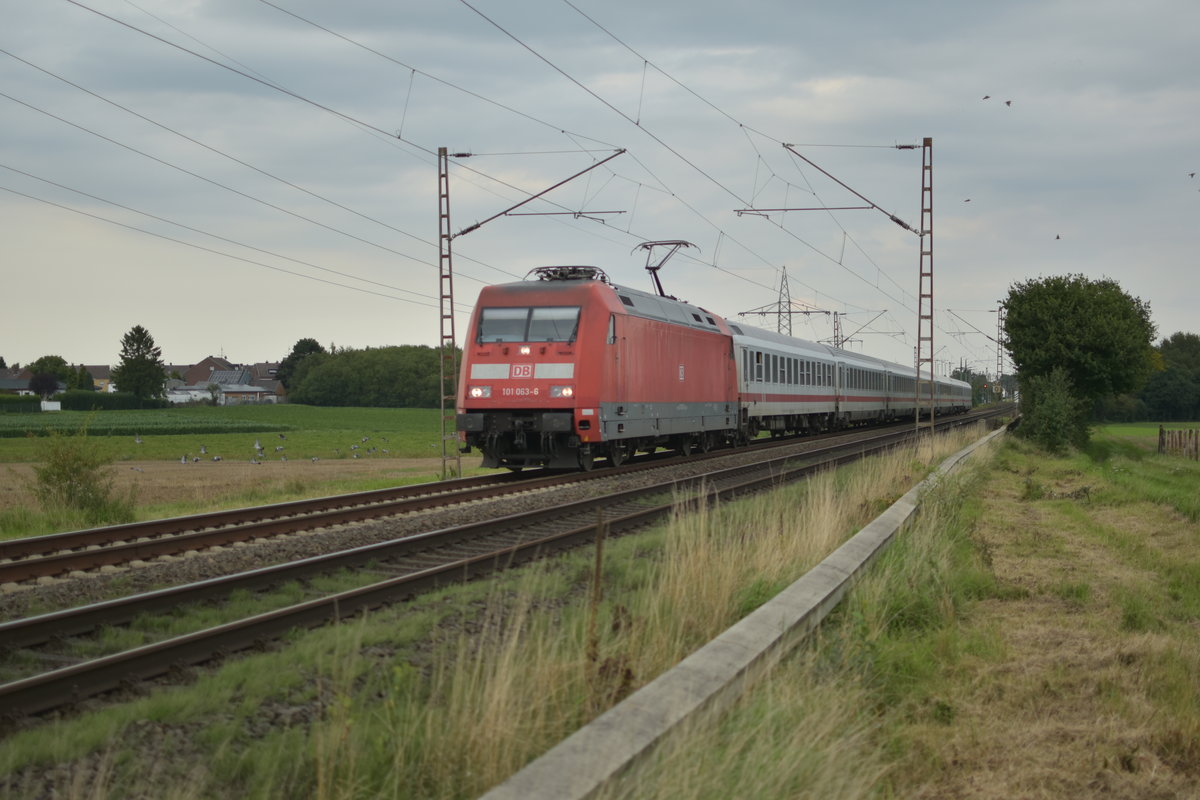 101 063-6 mit dem IC 2223 der etwas verspätet aus Rheydt kommend nun nach Geilenkirchen fahrend über die Strecke eilt. 21.8.2017