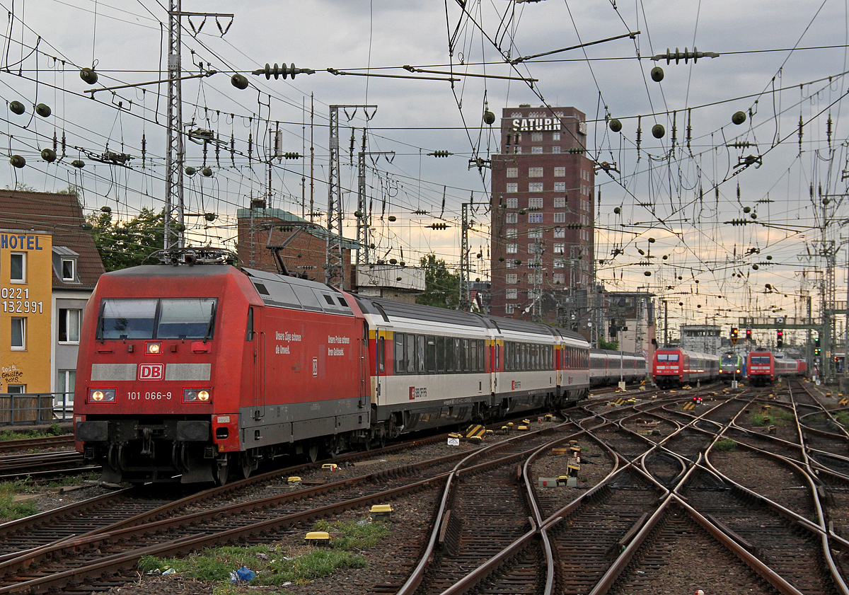 101 066 am EC6 in Köln Hbf am 22.07.2017