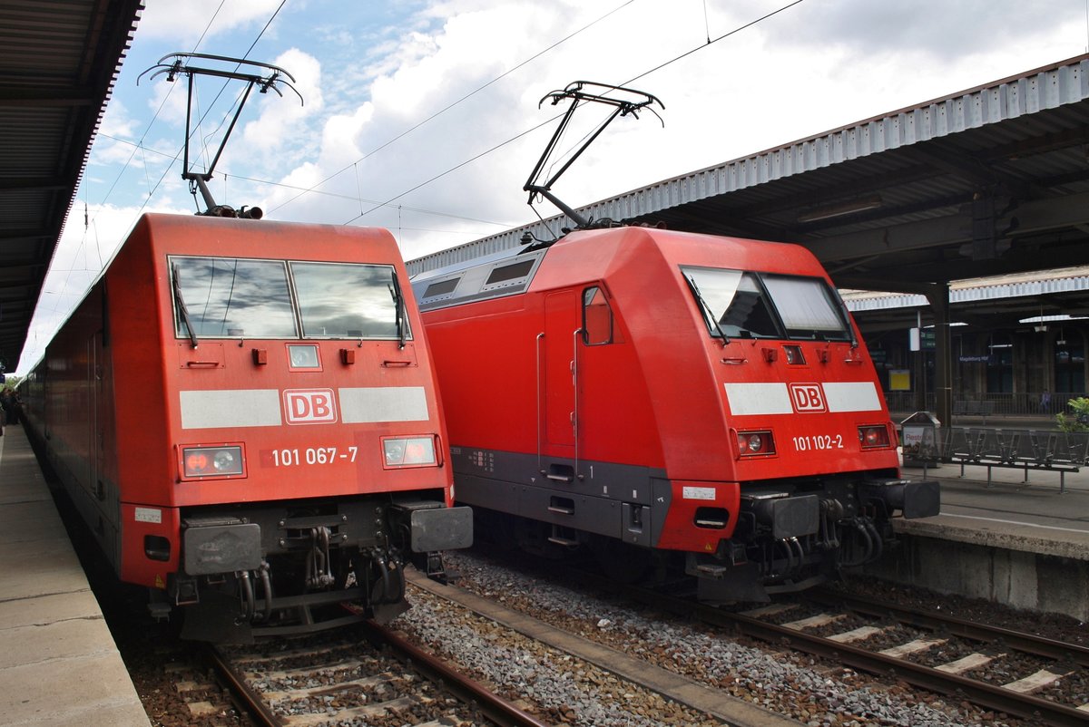 101 067-7 ist am 1.8.2016 mit IC2443 von Koblenz Hauptbahnhof nach Dresden Hauptbahnhof unterwegs, im Magdeburger Hauptbahnhof kam es zum Zusammentreffen mit 101 102-2 mit dem IC2048 von Dresden Hauptbahnhof nach Bonn Hauptbahnhof.