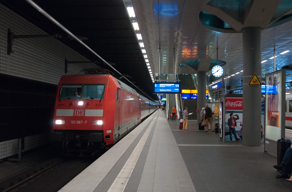 101 067-7 mit verspätetem EC 176 (Brno hl.n. - Hamburg Altona) in Berlin Hbf (tief) am 09.07.12.