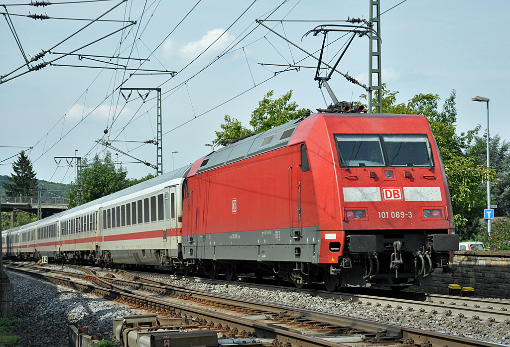 101 069-3 schiebt IC kurz hinter Bf Remagen nach Kln - 29.08.2013