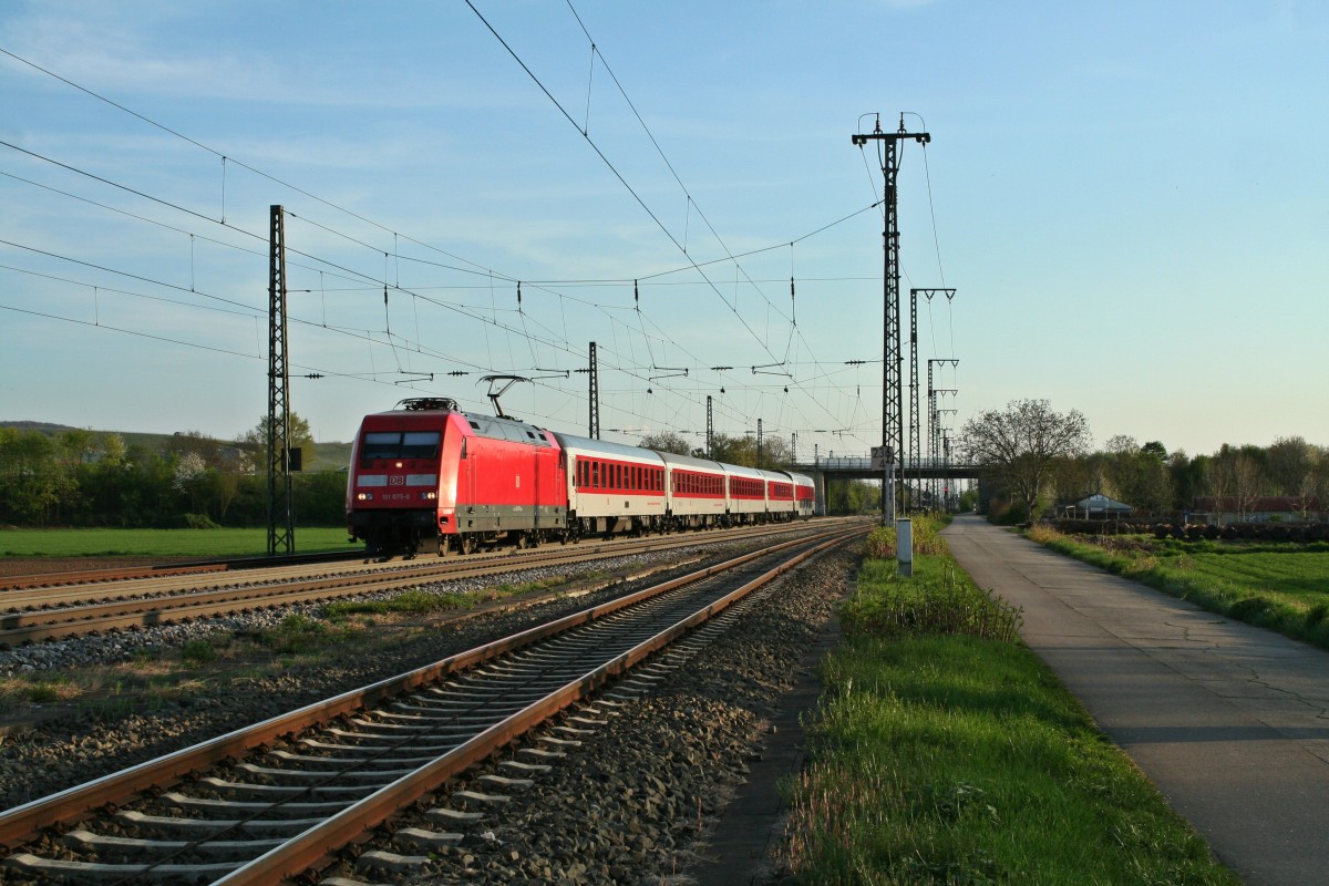 101 075-0 bespannte am 06.02.14 den CNL 472 von Basel SBB nach Koppenhagen bis Frankfurt (Main) Hbf. Hier konnte ich den planmig nicht mehr als sechs Wagen fhrenden Zug im Bahnhof Mllheim (Baden) aufnehmen.