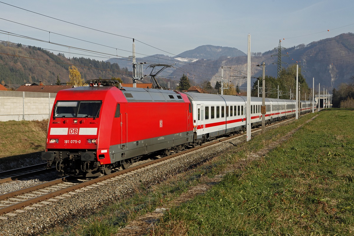 101 075 mit IC719 bei Stübing am 15.11.2016.