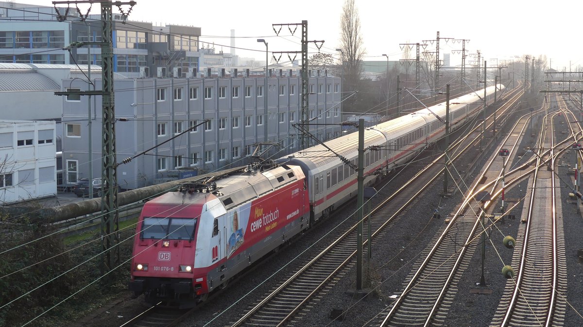 101 076 zieht einen Intercity in Richtung dem Frankfurter Hbf am Frankfurter Bw1 vorbei. Aufgenommen am 7.2.2018 16:33