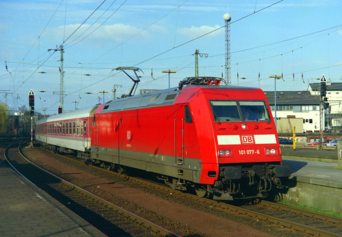 101 077 mit IC 507  Kaiserstuhl  (Hamburg–Kln–Basel) am 15.03.1999 in Mnster (Westf) Hbf