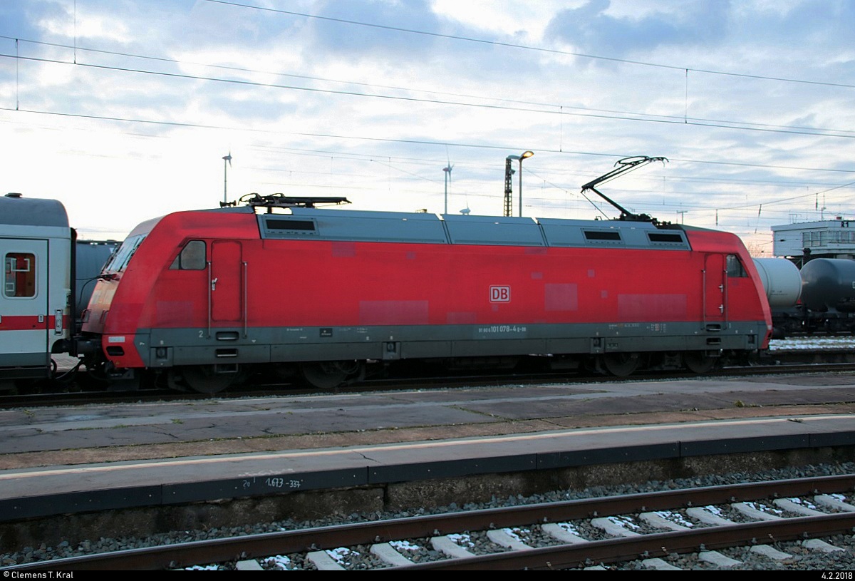 101 078-4 als IC 1952 (Linie 50 MDV) von Leipzig Hbf nach Köln Hbf steht außerplanmäßig im Bahnhof Großkorbetha auf Gleis 6 und wartet den Gegenzug (IC 1959) ab. [4.2.2018 | 17:02 Uhr]