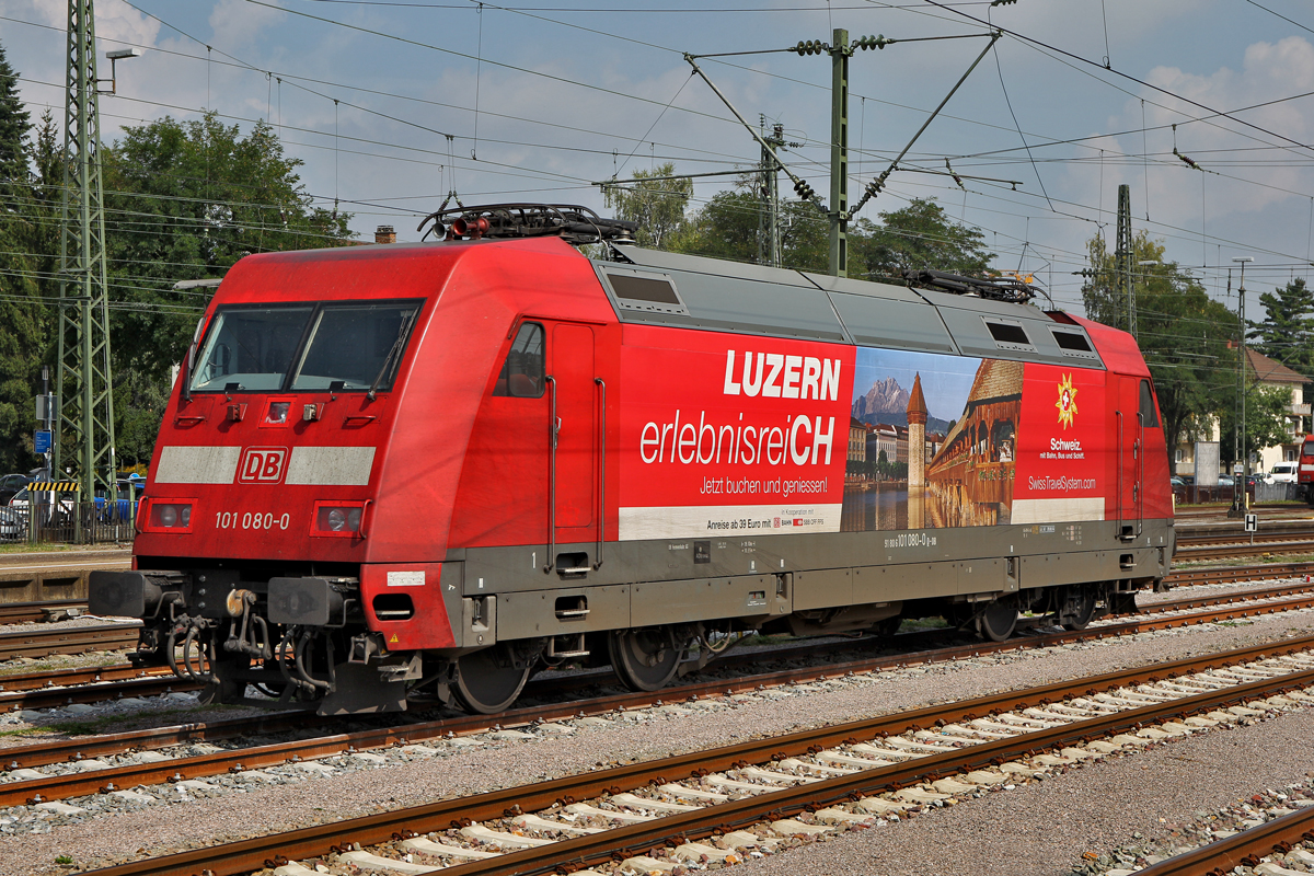 101 080 mit der Werbung für Luzern steht am 9.9.2014 im Bf Singen