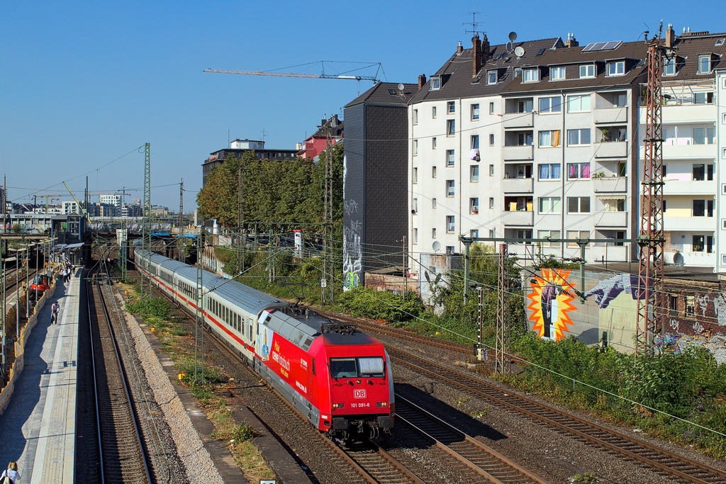 101 081 ist am 5.9.2013 am IC 2311 unterwegs und fährt in gemächlichen Tempo dem Düsseldorfer Hbf entgegen