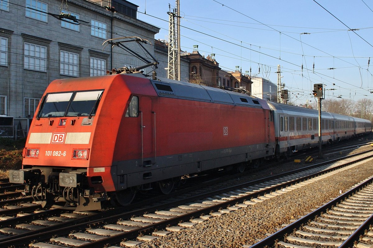 101 082-6 macht sich am 28.1.2017 mit dem IC208 von Basel SBB nach Kiel Hauptbahnhof im Hamburger Hauptbahnhof auf den Weg.