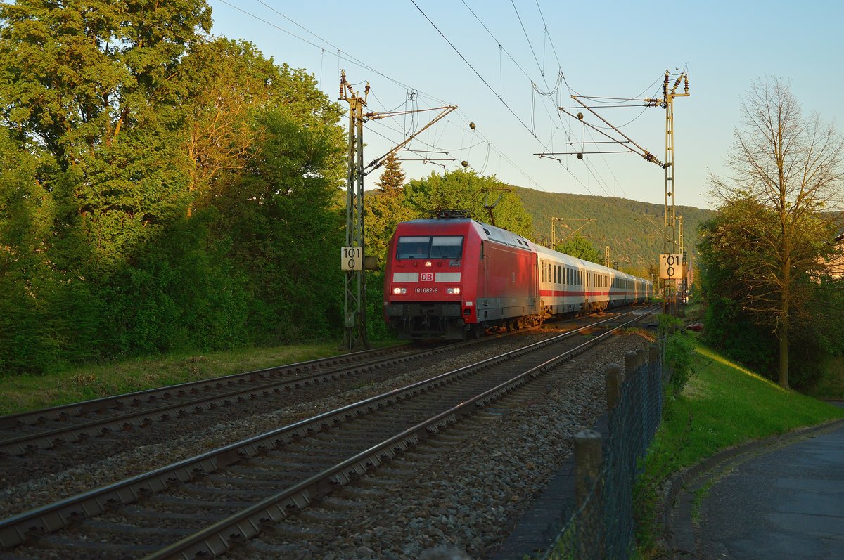 101 082-6 mit einem IC bei Rhens/Brey am Sonntagabend den 8.5.2016
Ach so ich vergass, man beachte die Hektometertafel und die Loknummer.;-D