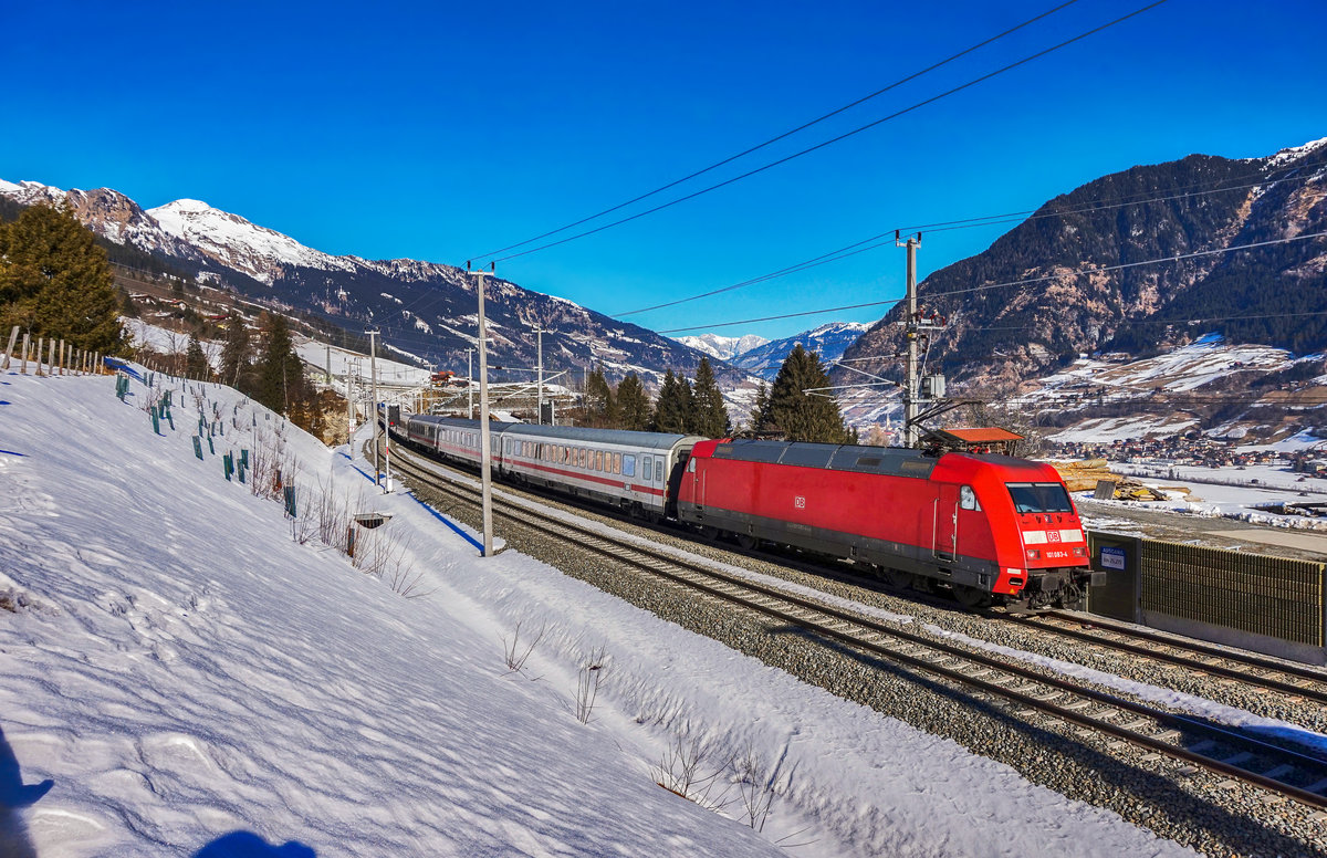 101 083-4 fährt am Zugschluss des EC 114, auf der Fahrt von Klagenfurt Hbf nach dortmund Hbf, beim ehemaligen Bahnhof Angertal vorüber.
Aufgenommen am 15.2.2017.