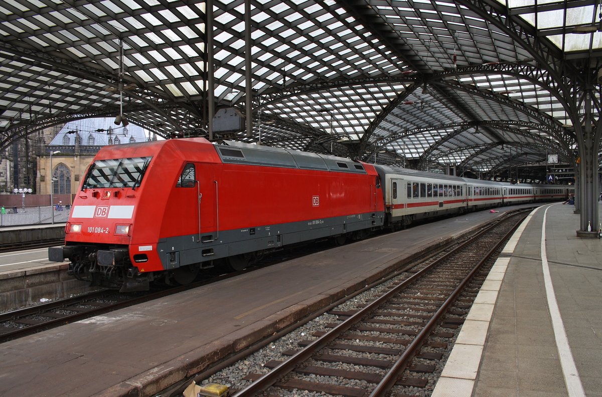 101 084-2 stellt am 1.7.2017 den IC2002 nach Emden Hauptbahnhof im Kölner Hauptbahnhof bereit.