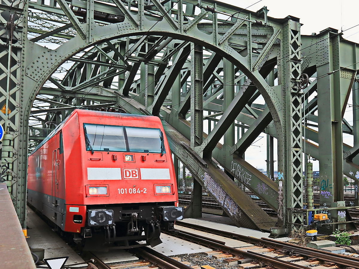 101 084-2 überquert mit einem IC die Hohenzollernbrücke in Köln am Hauptbahnhof am 28. Juli 2017. 