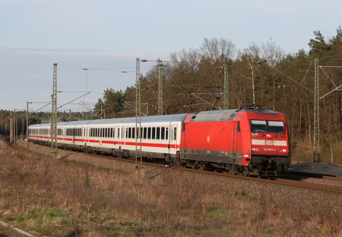 101 085 mit IC 2173 (Hamburg-Altona–Kassel-Wilhelmshhe) am 12.04.2015 in Unterl