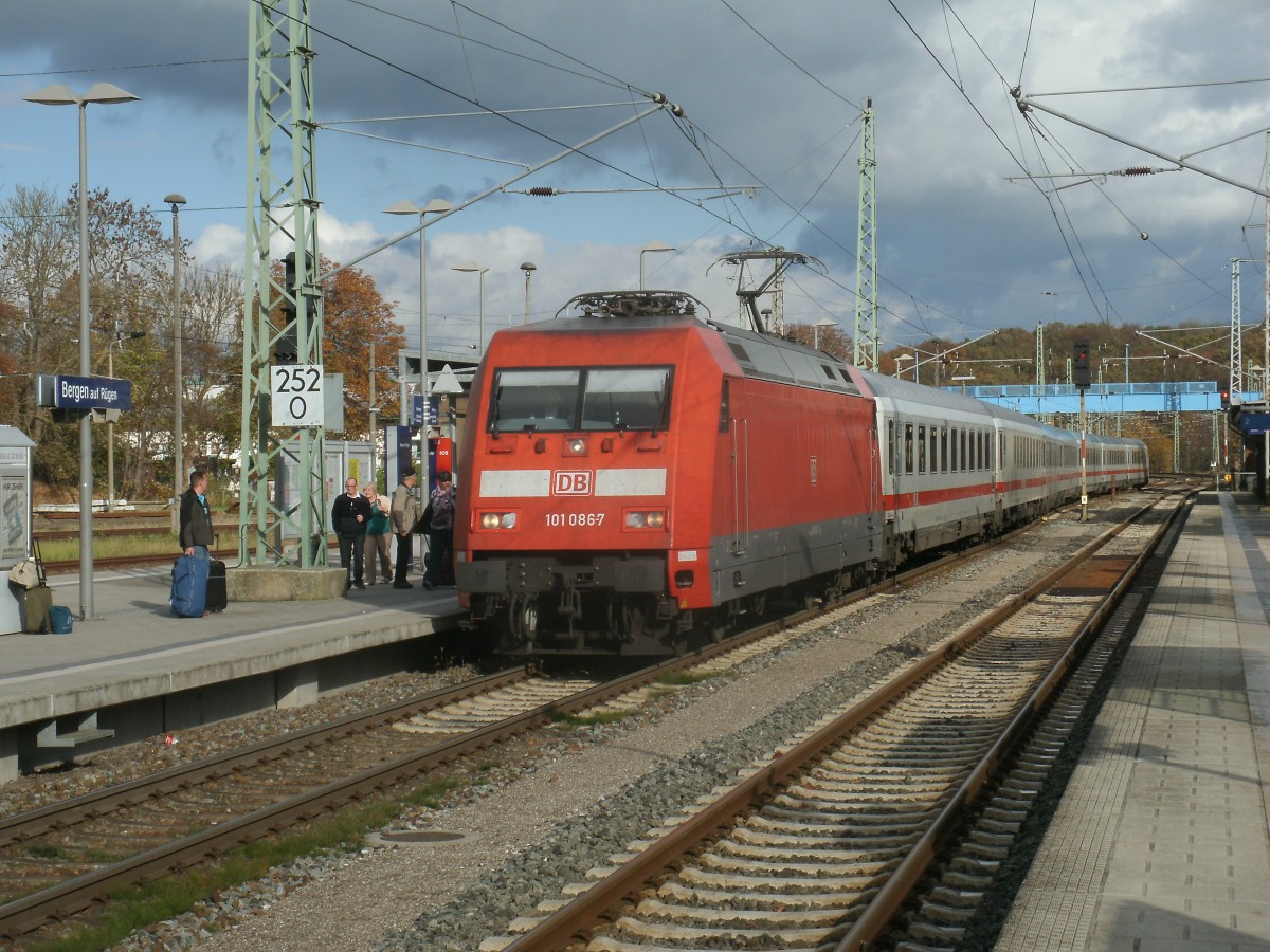 101 086 mit dem IC 2377 Binz-Karlsruhe,am 27.Oktober 2013 bei schnsten Herbstwetter bei der Einfahrt in Bergen/Rgen.