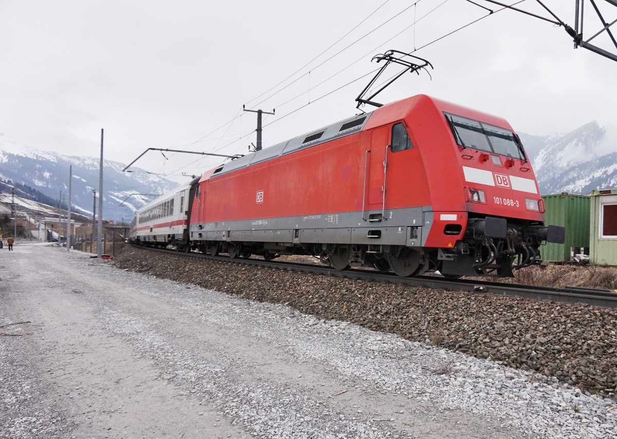101 088-3 am Zugschluss des EC 114 (Klagenfurt Hbf - Dortmund Hbf), am 13.3.2016 bei der Durchfahrt durch den ehemaligen Bahnhof Angertal.