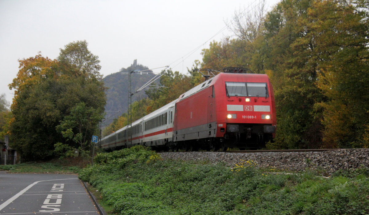 101 089-1 DB kommt als Umleiter mit einem IC aus Richtung Norden und fährt durch Bad-Honnef am Rhein in Richtung Süden. 
Aufgenommen auf der Rechten Rheinstrecke in Bad-Honnef(am Rhein).
Bei Regenwetter am Nachtmittag vom 1.11.2018. 