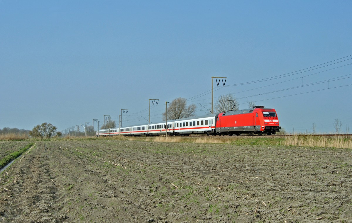 101 091-7 fuhr am 10.04.2015 mit dem IC 2434 von Emden nach Cottbus, hier bei Gandersum.